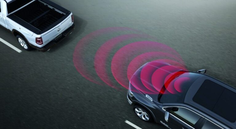 asystent wspomagania na krzyżówkach RAM 1500 2025